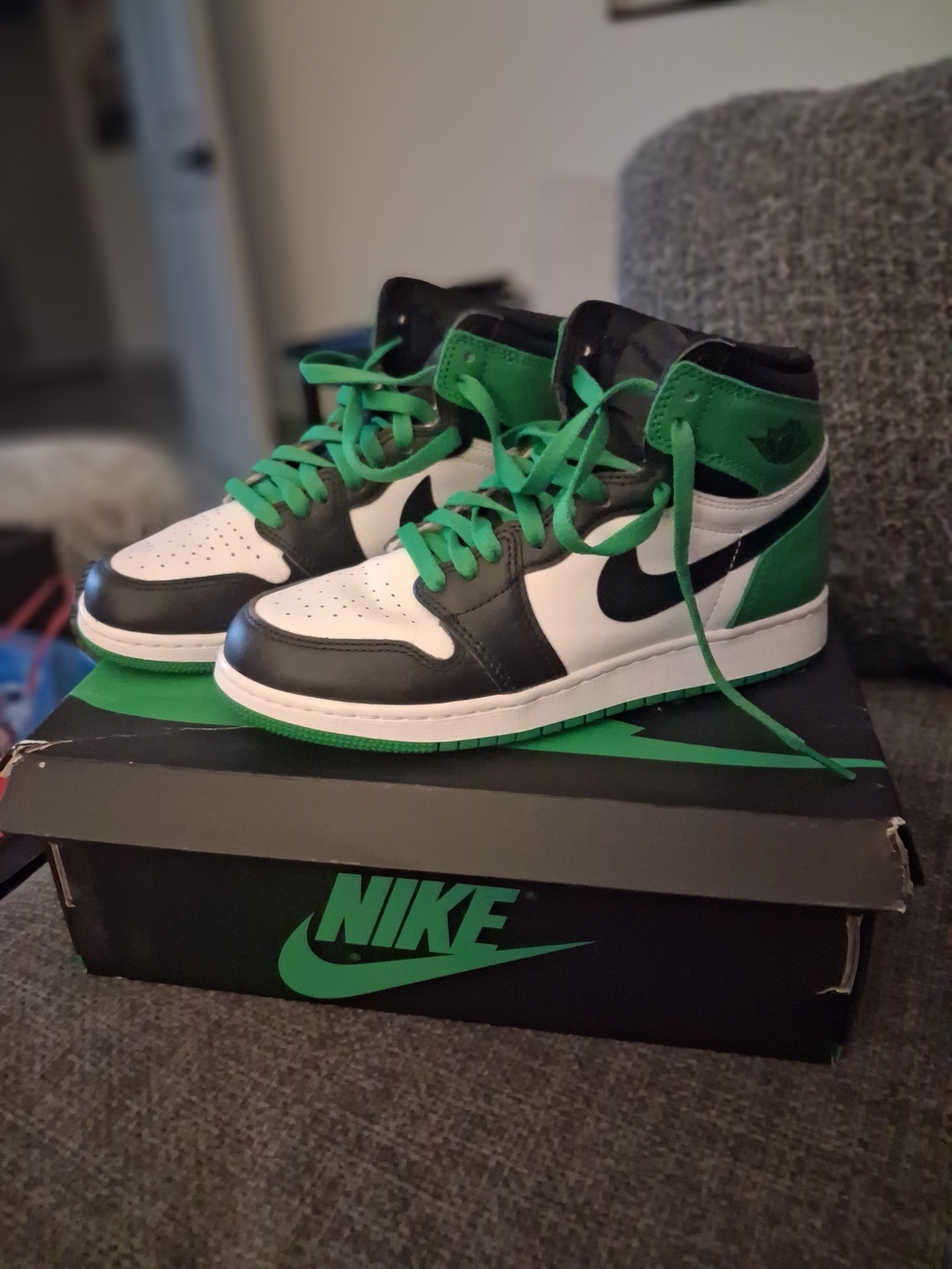Nike Air Jordan 1 Retro High OG 'Lucky Green' Sneakers 6Y